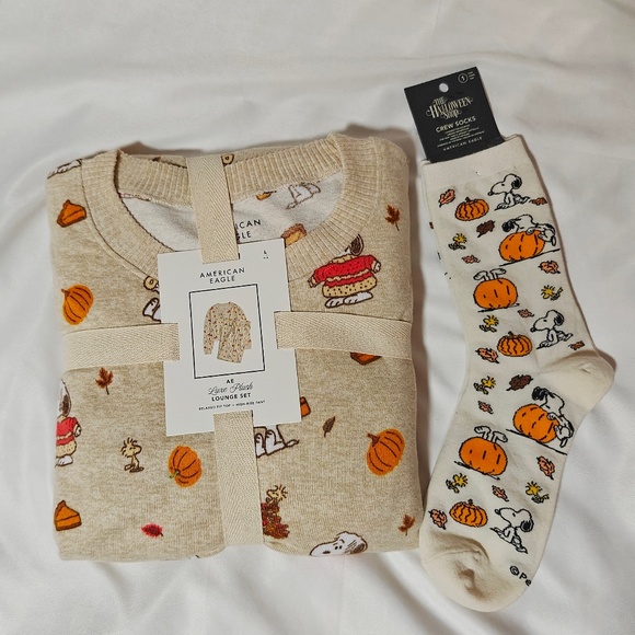 New American Eagle AE x Peanut Snoopy Plush Pajama PJ Set Size L + Socks - Picture 1 of 7